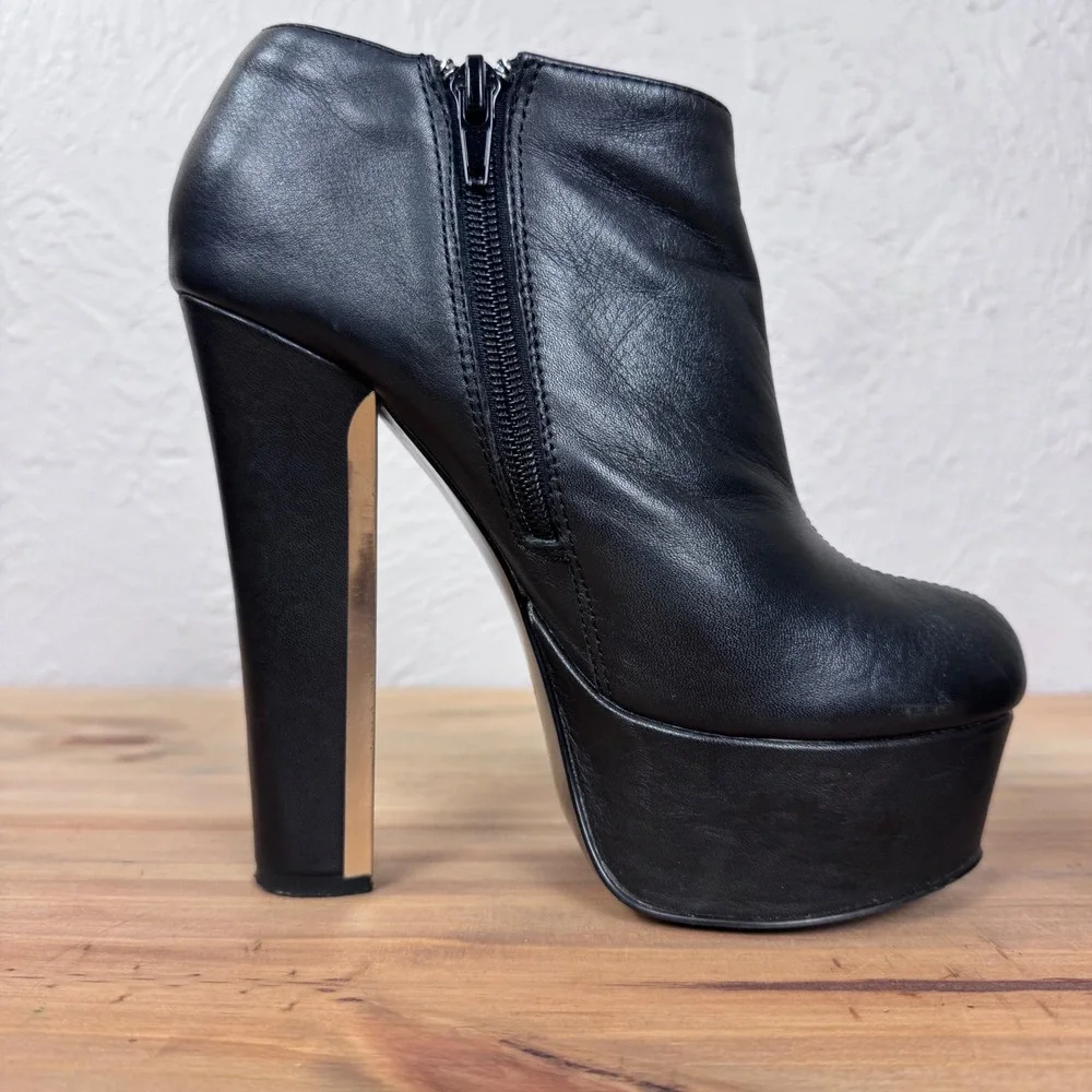 2010s Tumblr grunge girl black leather platform booties Zigi Soho size 6